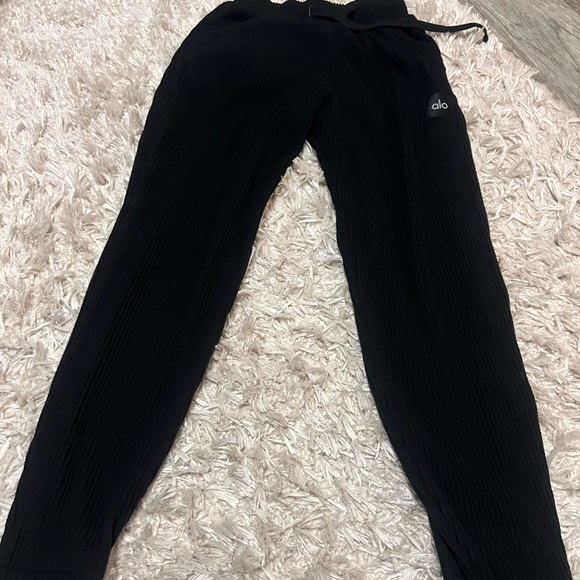 ALO Yoga Pants - ALO Yoga Muse Joggers